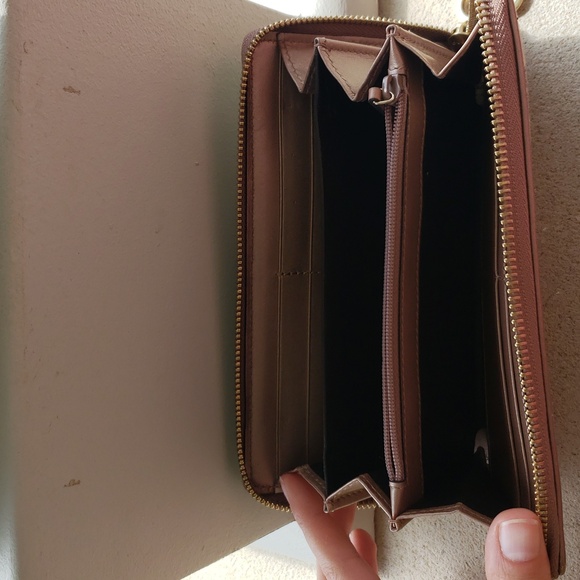 Authentic Gucci Wallet - Picture 4 of 8